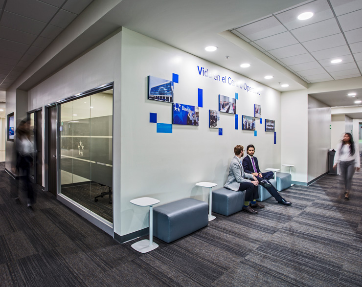 Image of dynamic hallway space within Banco General's Operations Center