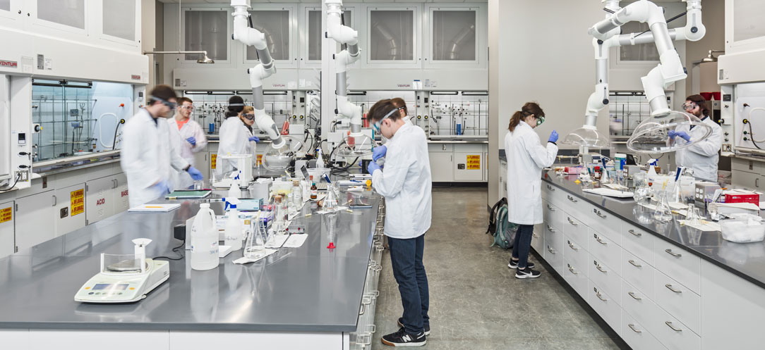 People working in the new chem lab at Ohio University