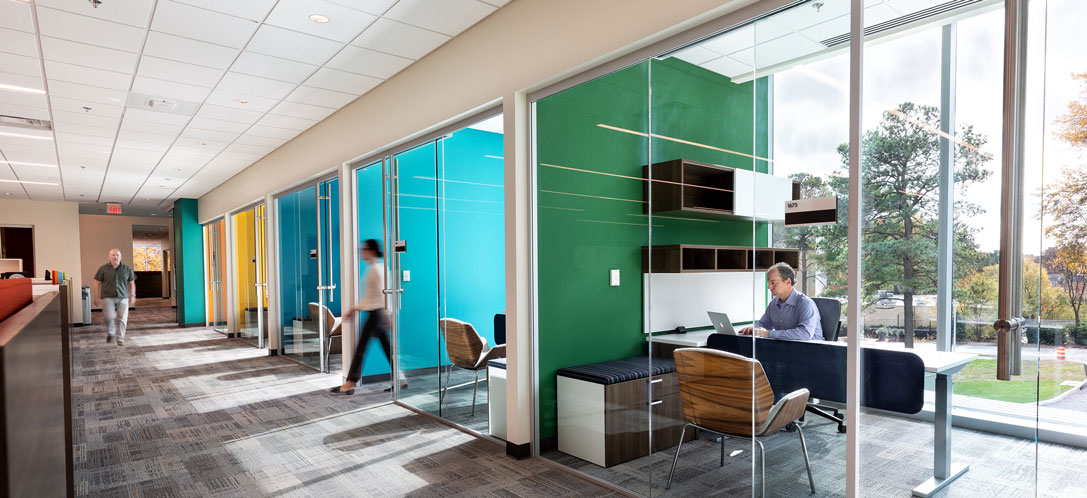 Huddle rooms outfitted with modular furniture—enabling easy reconfiguration to support different team activities and hybrid work needs.