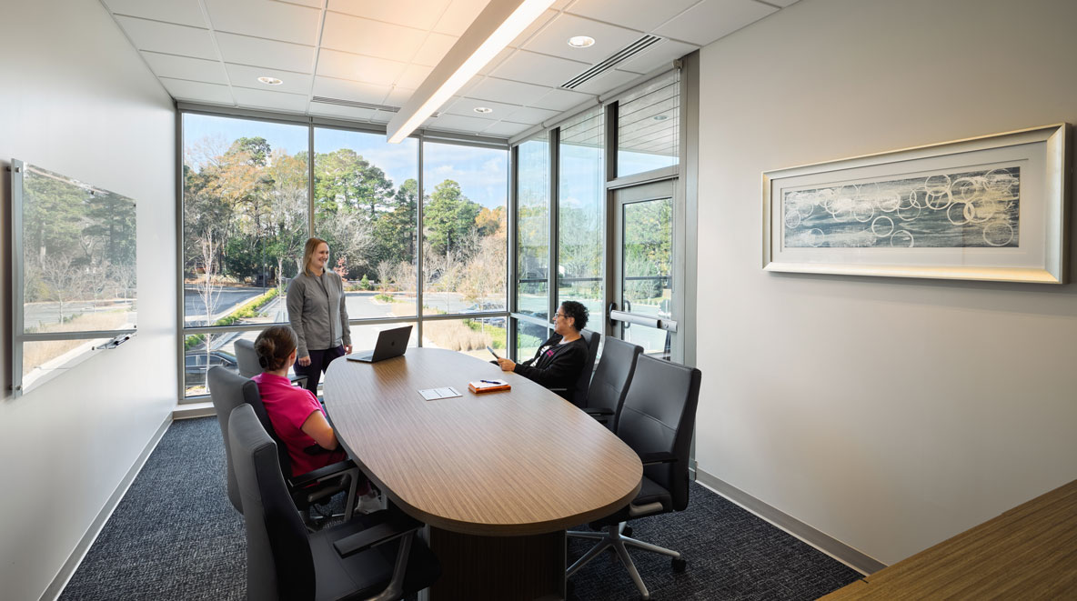 A conference room was designed within the administrative wing, providing a dedicated space for meetings. 